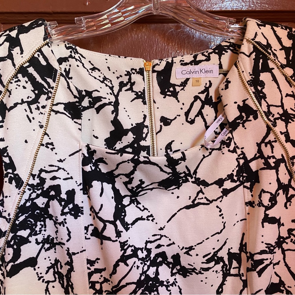CALVIN KLEIN CREAM AND WHITE ZIPPER TILE DRESS - Picture 4 of 12